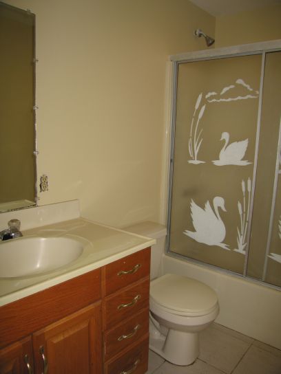 1590n-upstairs-bathroom
