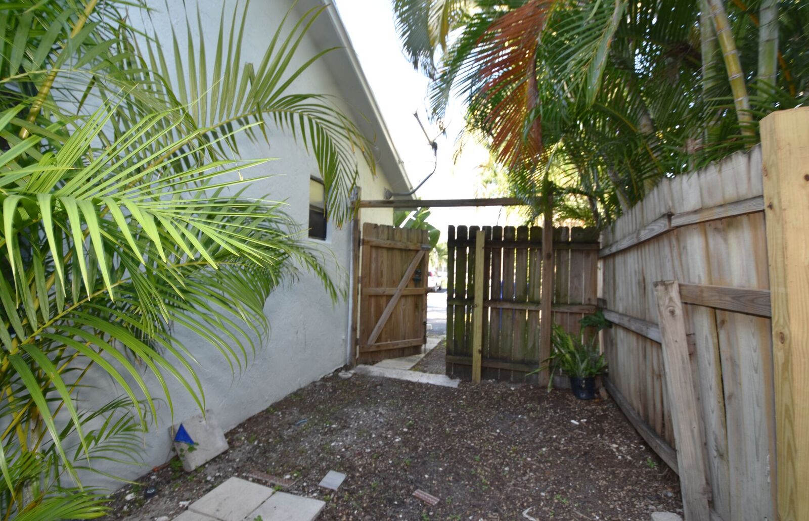14 SIDE PATIO.jpeg