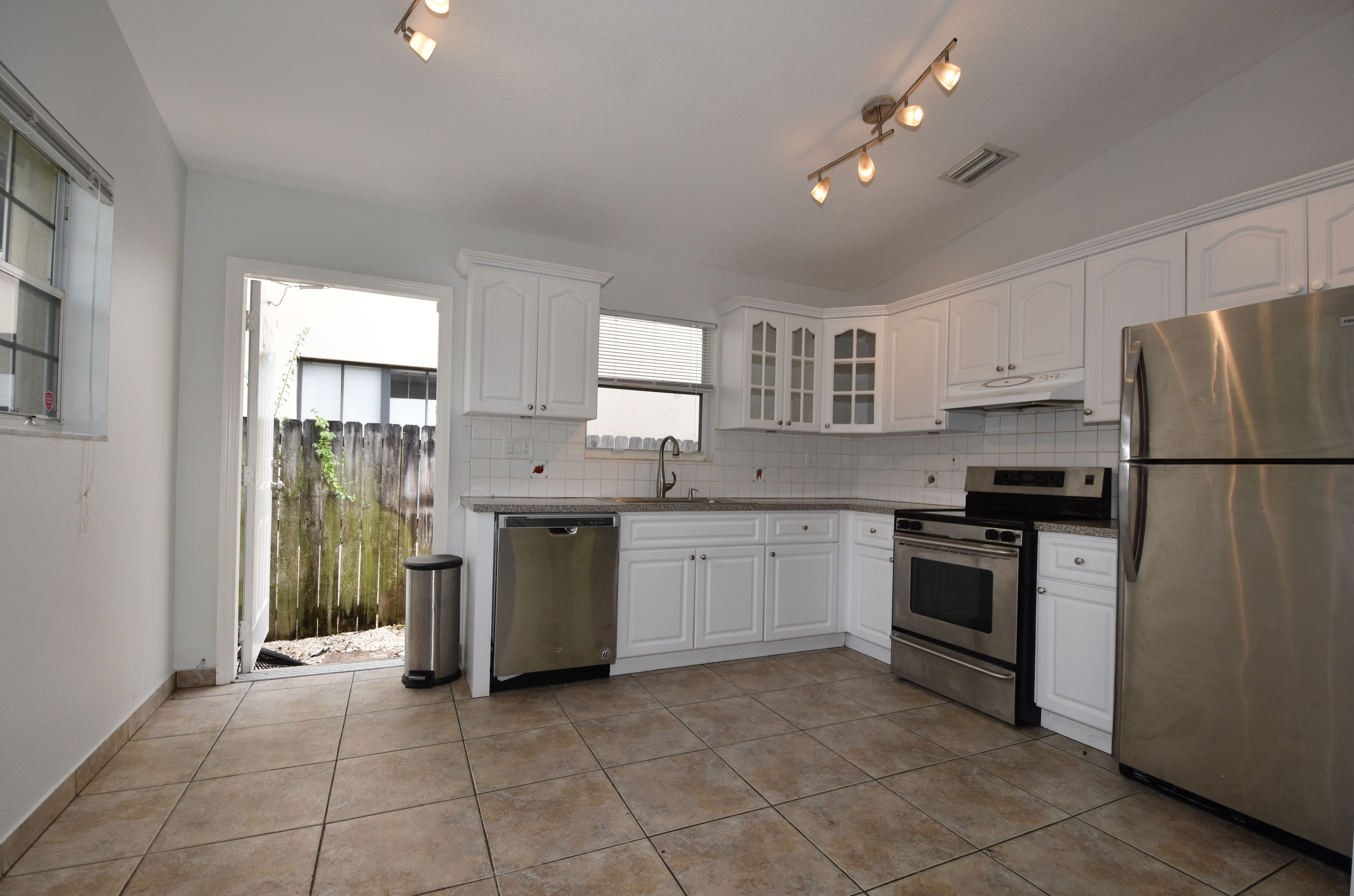 6 Kitchen.jpg
