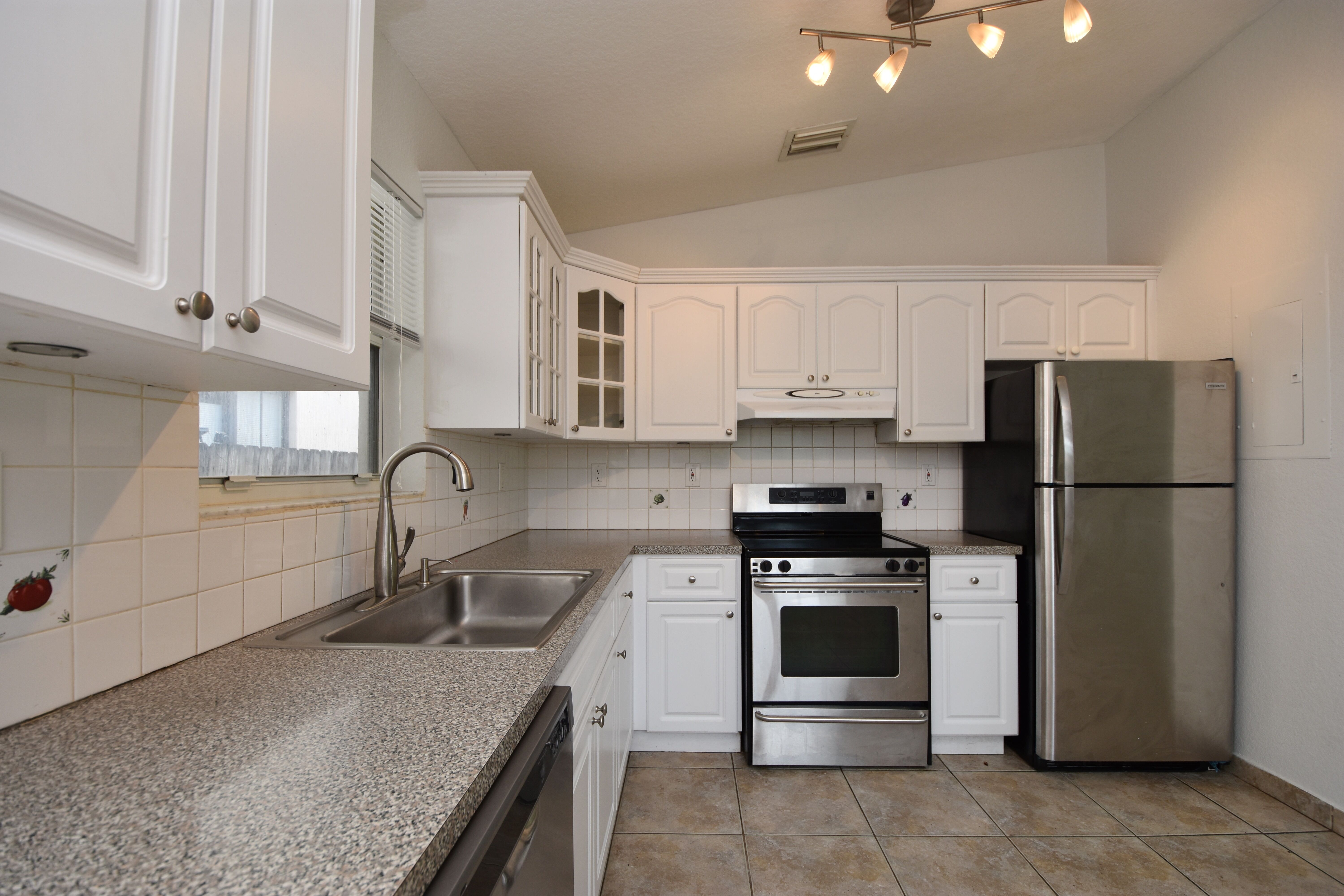 7 Kitchen2.jpg