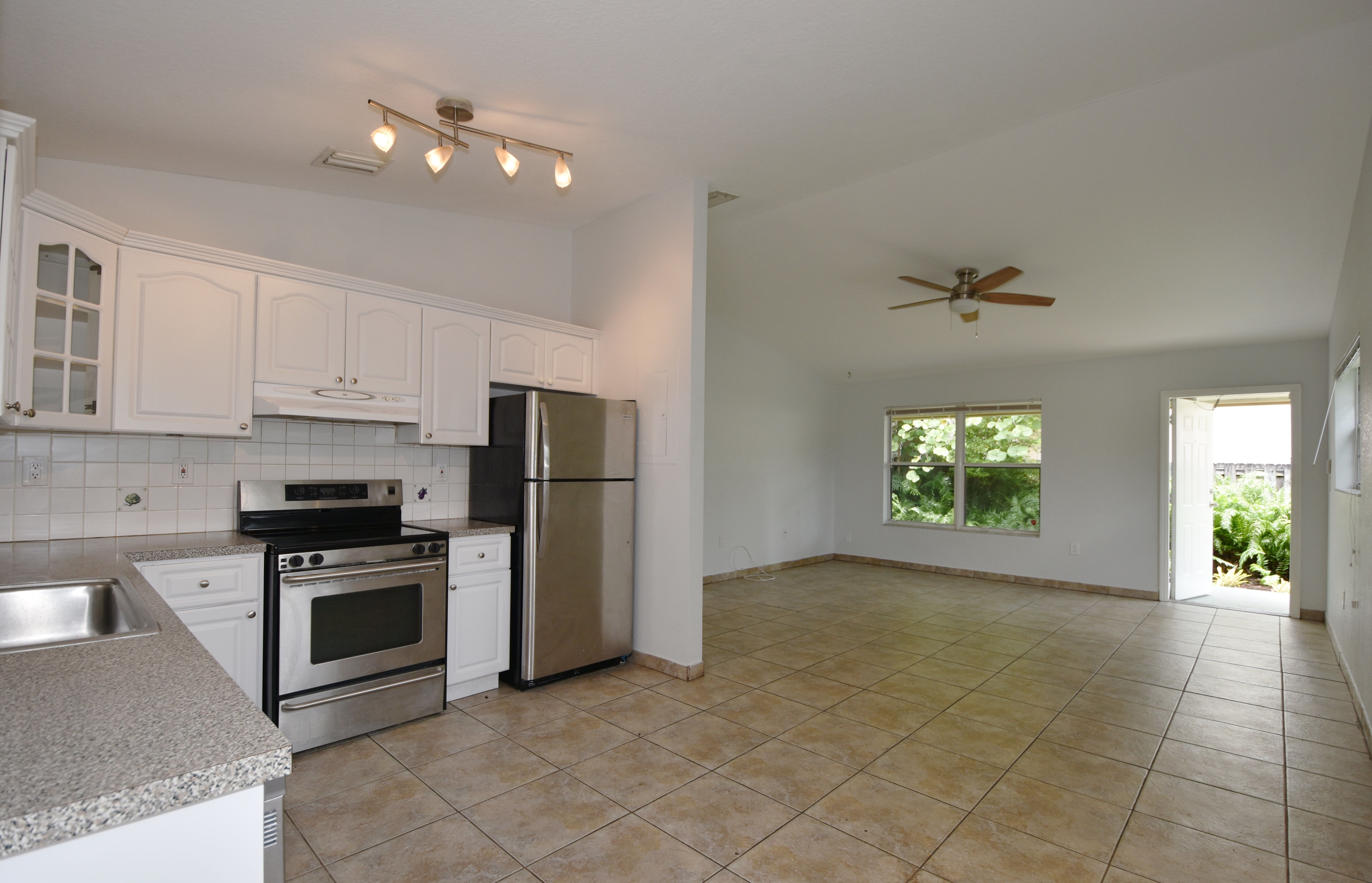 8 Kitchen.L.jpg